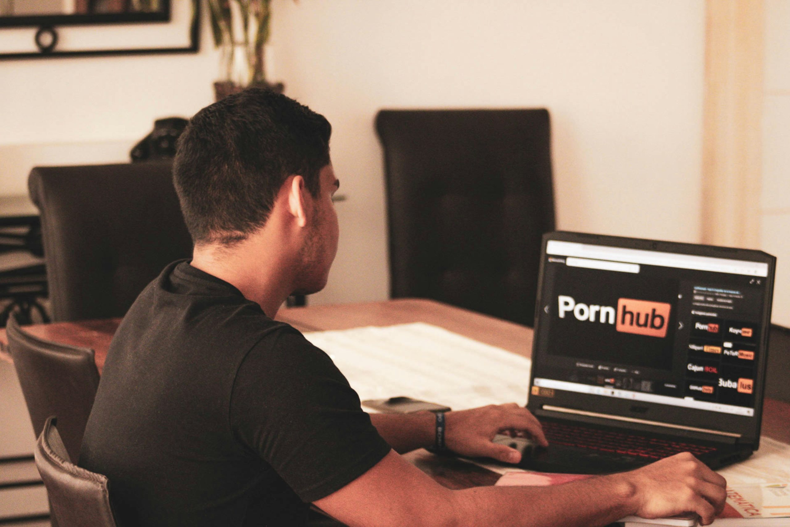 Prvý pornofilm pred jedenástymi narodeninami: Následky si môže dieťa niesť celé roky